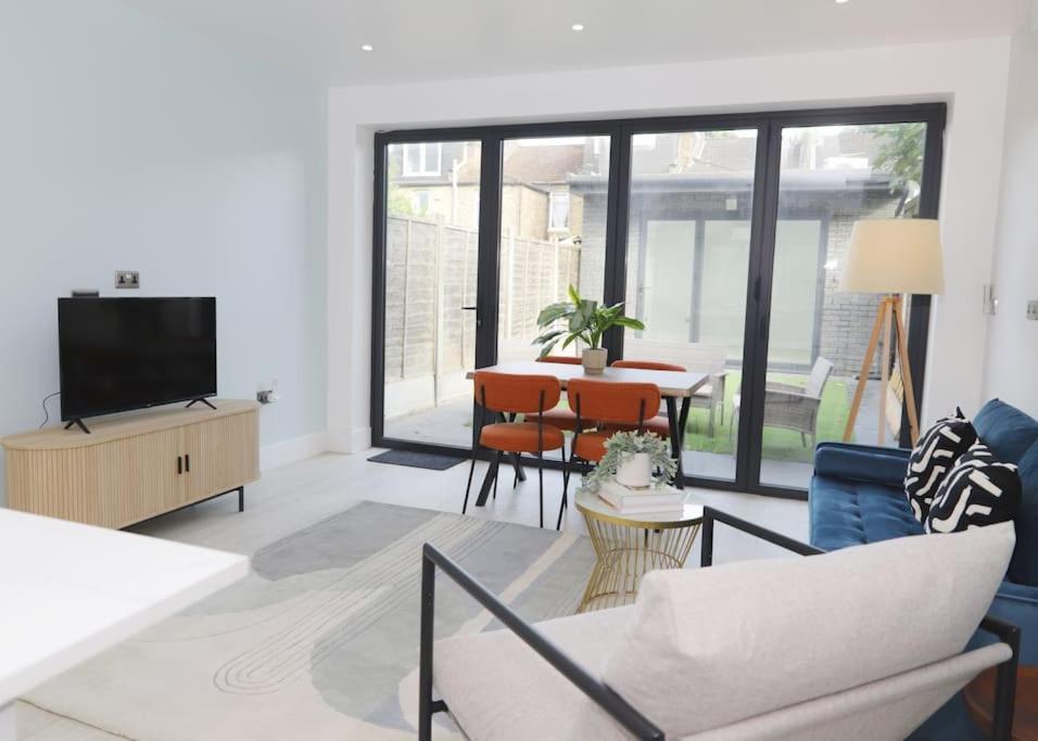Stylish Flat With Garden, Close To Apartment London